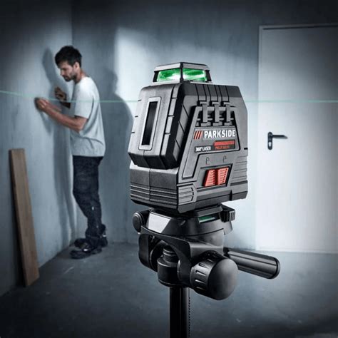 Parkside Performance PKLLP 360 B3 laser s detailom zeleného lúča