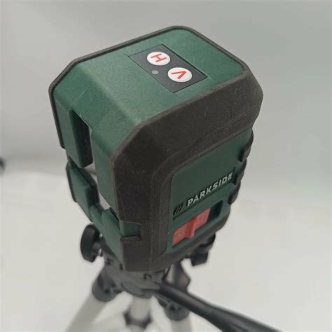 Detailná fotografia krížového lasera Parkside pri práci