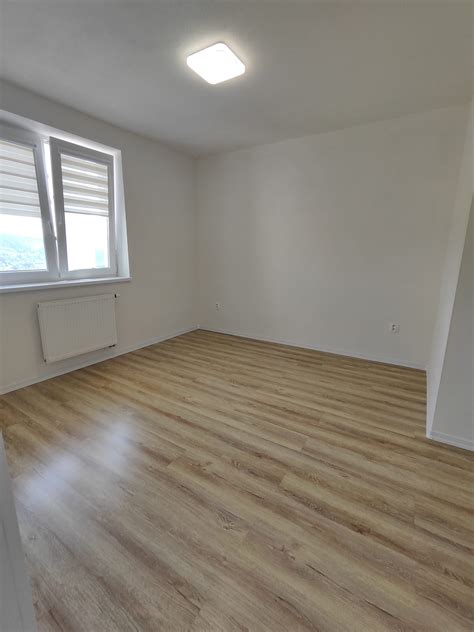 Panelový dom s poškodenými lodžiami