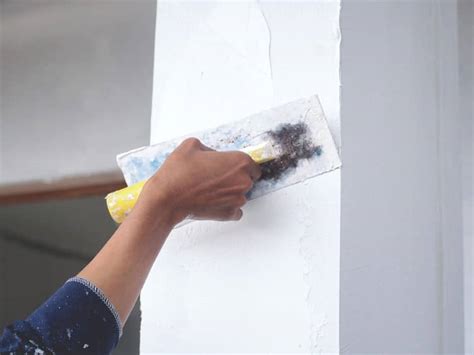 Aplikácia tepelnoizolačnej stierky na stenu