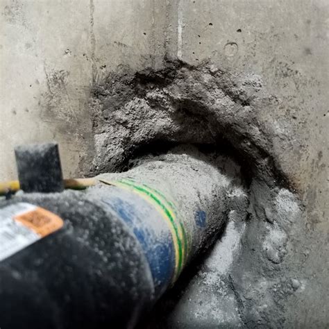 Detailné utesnenie prestupu výstuže bentonitovým tmelom