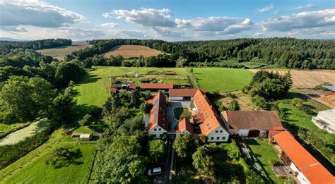 Pohľad na zrekonštruovaný tehlový statok v krajine