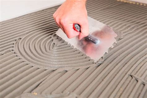 Nanášanie lepidla na kamenný obklad