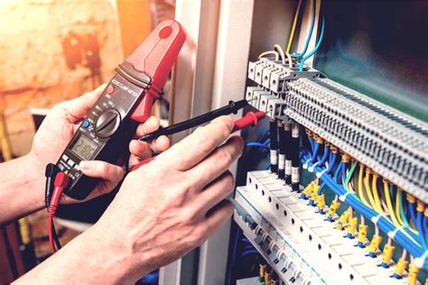 Certifikovaný elektrikár pri práci s rozvádzačom