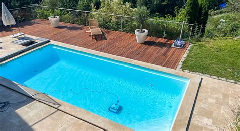 Rôzne materiály pre terasu okolo bazéna