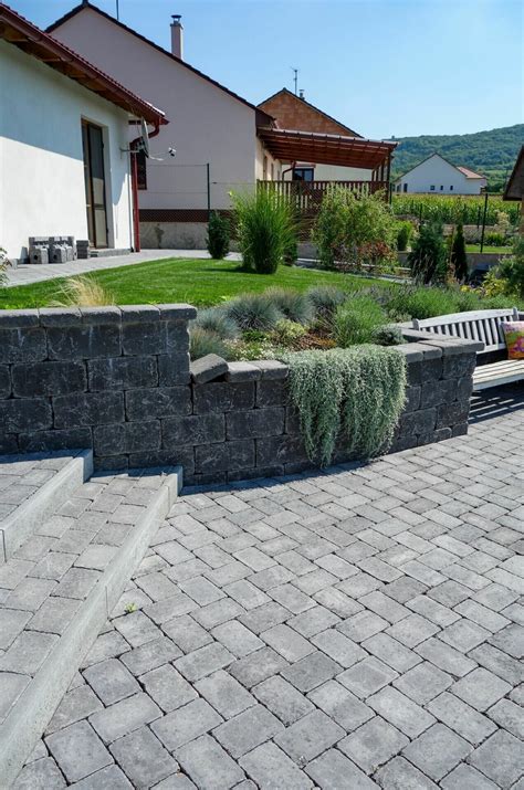 Dlažba so škárami vyplnenými čiernym škárovacím pieskom