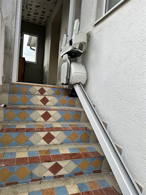 Inštalácia schodiskového výťahu pre úzke schodisko