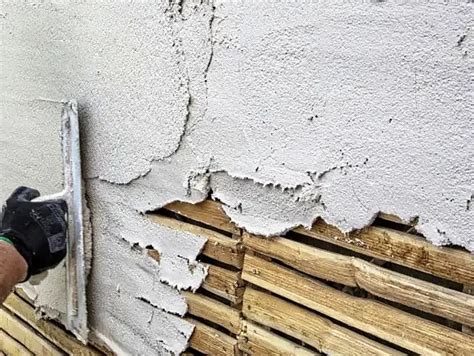 Poškodená omietka na betónovej stene