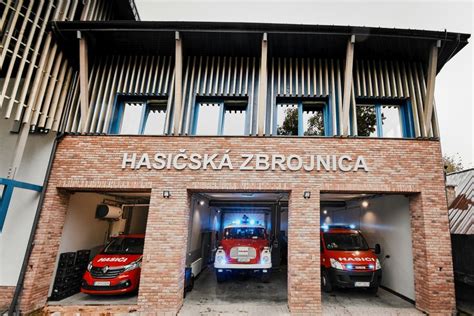 Moderná hasičská zbrojnica s aktuálnou hasičskou technikou