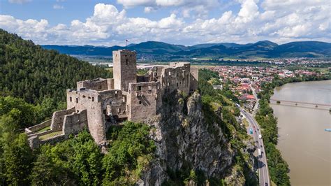 Panoramatické výhľady na Nezbudskú Lúčku a Hrad Strečno z Hrbov
