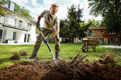Muž pracuje s brúskou na záhrade bez kábla