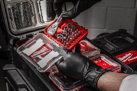 Sada kompaktných nástrojov pre prácu v stiesnených priestoroch