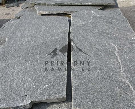 Štruktúra a farebná variabilita andezitového kameňa