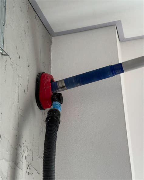 Detail vedenia plynového potrubia v zateplenej stene