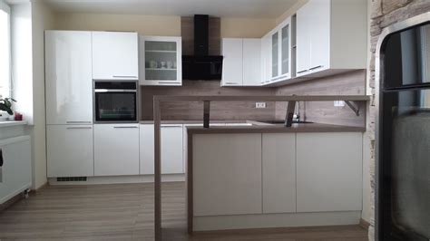 Obkladanie steny s prípravou na montáž kuchynskej linky