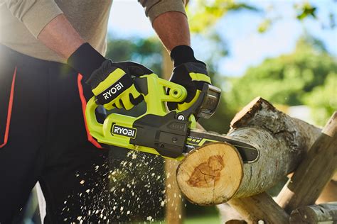 Arborista pracujúci s reťazovou pílou na strome