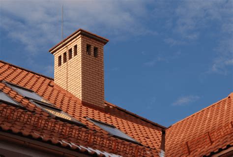 Príklady obloženia komína rôznymi materiálmi (bridlica, vlákno-cement, kov)