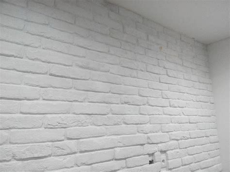 Biely obklad v kuchyni a kúpeľni