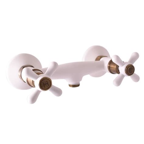 Detail retro umývadlovej batérie s kohútikmi