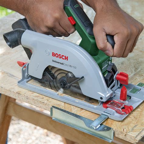 Akumulátorová okružná píla Bosch UniversalCirc 12 v akcii