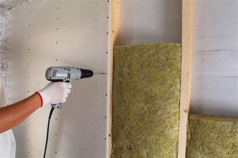 stavebný materiál a sadrokartónové dosky na palete