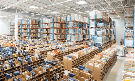 Sklad stavebného materiálu pripravený na distribúciu