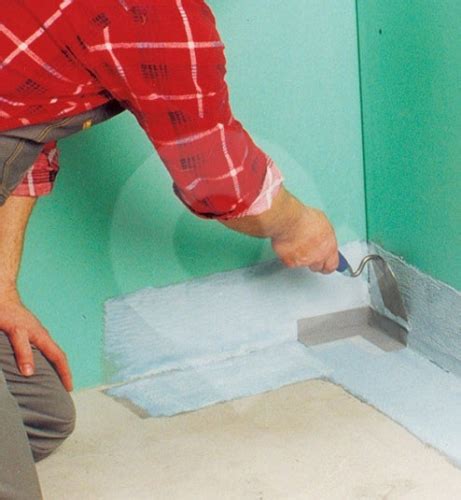 Detail inštalácie tesniacej pásky Mapeband v rohu sprchy