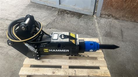 hydraulické búracie kladivo namontované na bagri