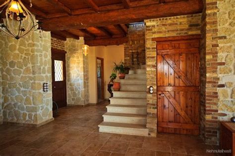 Kombinácia kameňa a dreva v chodbe