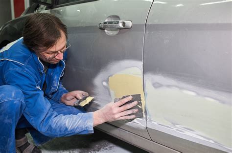 Aplikácia Presto tmelu na poškodený kovový povrch automobilu