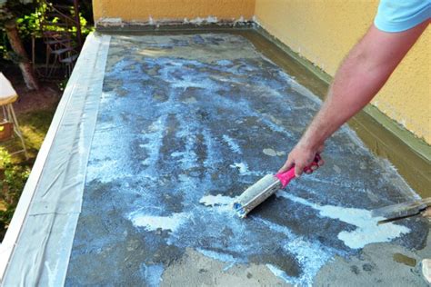 Ukážka aplikácie hydroizolačnej stierky na nerovný povrch