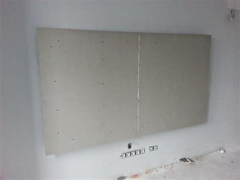 Sadrokartónová stena pripravená na stierkovanie