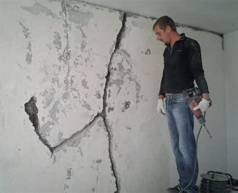 Praskliny v omietke spôsobené dilatačnými pohybmi materiálov