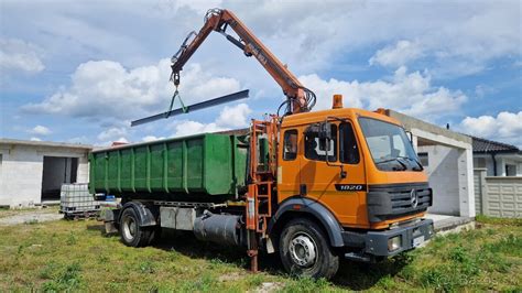 Vozidlo STAVMAT STAVEBNINY s hydraulickou rukou pri vykládke tovaru
