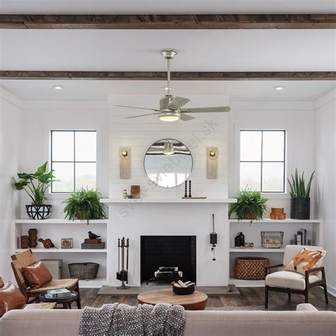 Obývacia izba s priznanými drevenými trámami a bielymi stenami