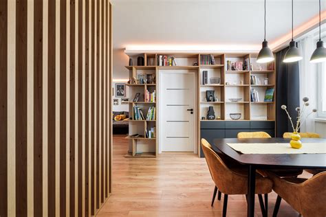 Moderný interiér s farebným stropom