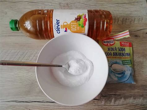 Reakcia sódy bikarbóny a octu v odtoku