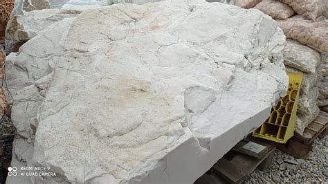 Rôzne druhy prírodného kameňa ako mramor, travertín, bridlica