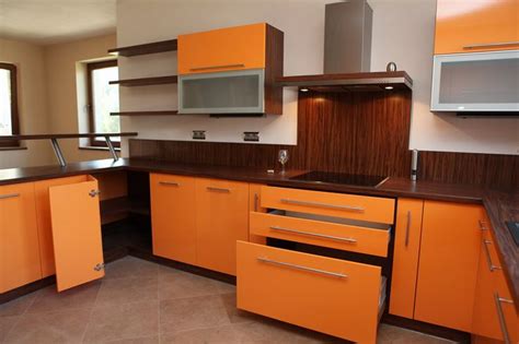 Ukážka lesklého obkladu Capri Orange na stene kuchyne