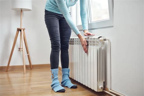 Žena čistiaca vonkajší povrch radiátora handričkou z mikrovlákna