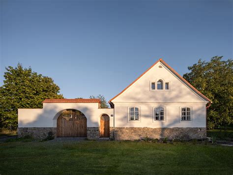 Architekt s projektovou dokumentáciou starého domu