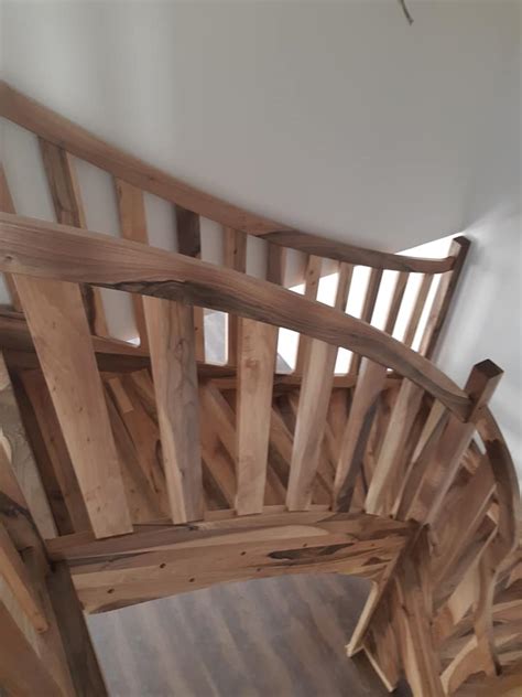 Fotografia dreveného zábradlia na chate