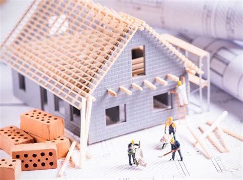 Architekt na stavbe s plánmi