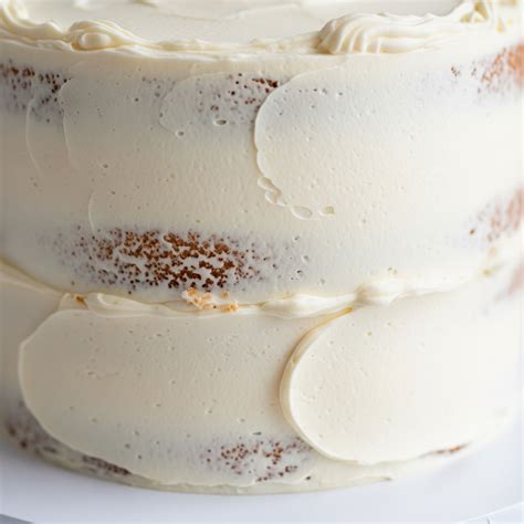 Zarovnaná torta pokrytá prvou vrstvou krému (crumb coat)
