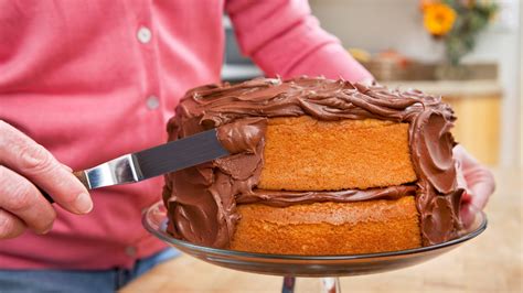 Dobre vychladená a pripravená torta na ďalšie zdobenie