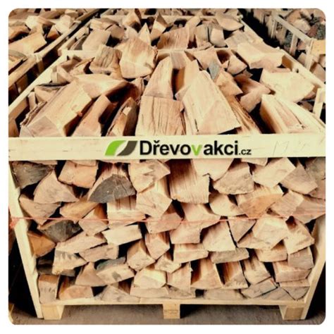sklad palivového dreva na paletách