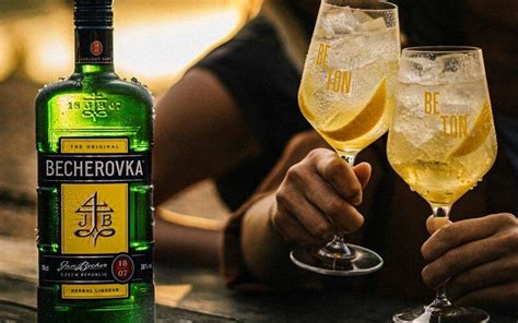 Ingrediencie na Beton: Becherovka, tonik, citrón, ľad
