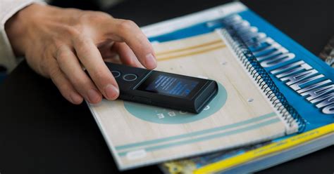 Ilustrácia cestovania s hlasovým prekladačom