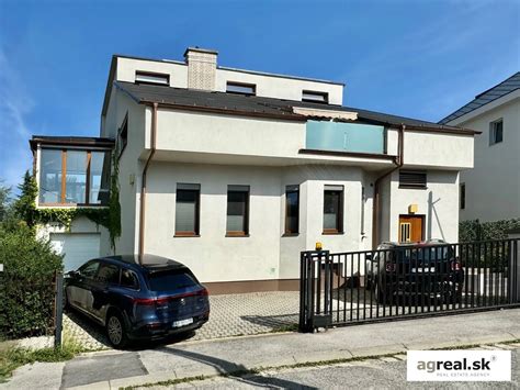 ukážka moderného dreveného obkladu na chate v horskom prostredí