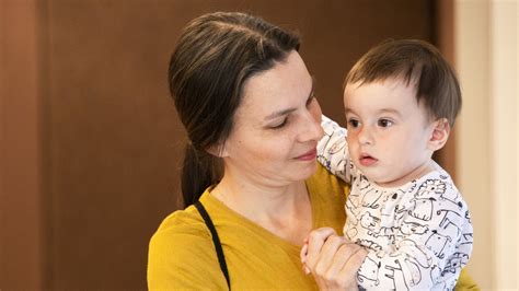 Žena s dieťaťom, ktorá sa cíti osamelá napriek blízkosti dieťaťa